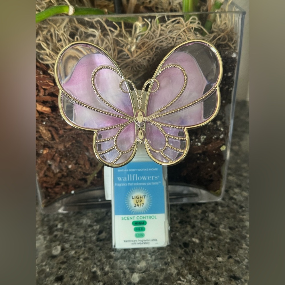 Bath & Body Works Pink Butterfly Light up Scent Control Wallflower Plug-In $FIRM